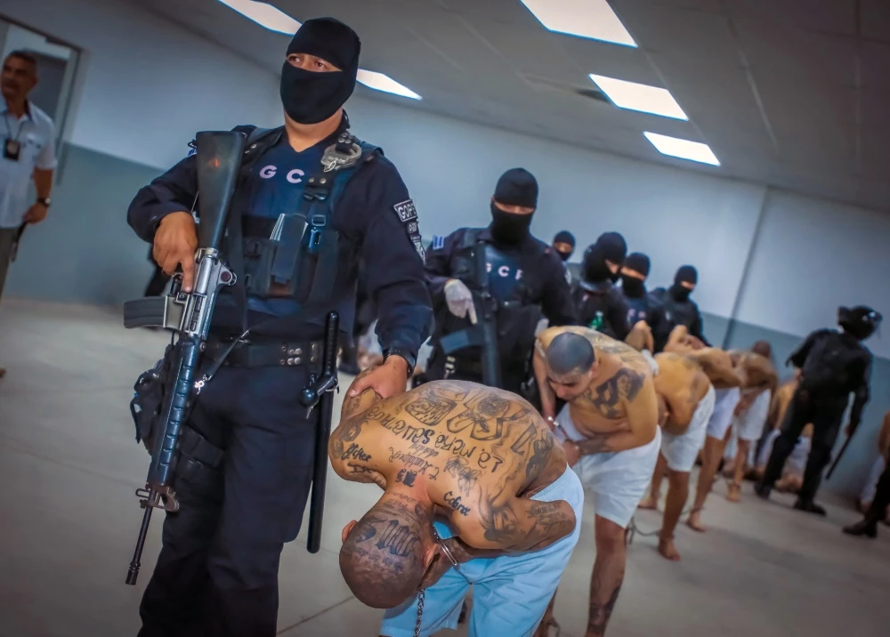 El Salvador: 2.000 pandilleros fueron enviados a una cárcel de máxima seguridad