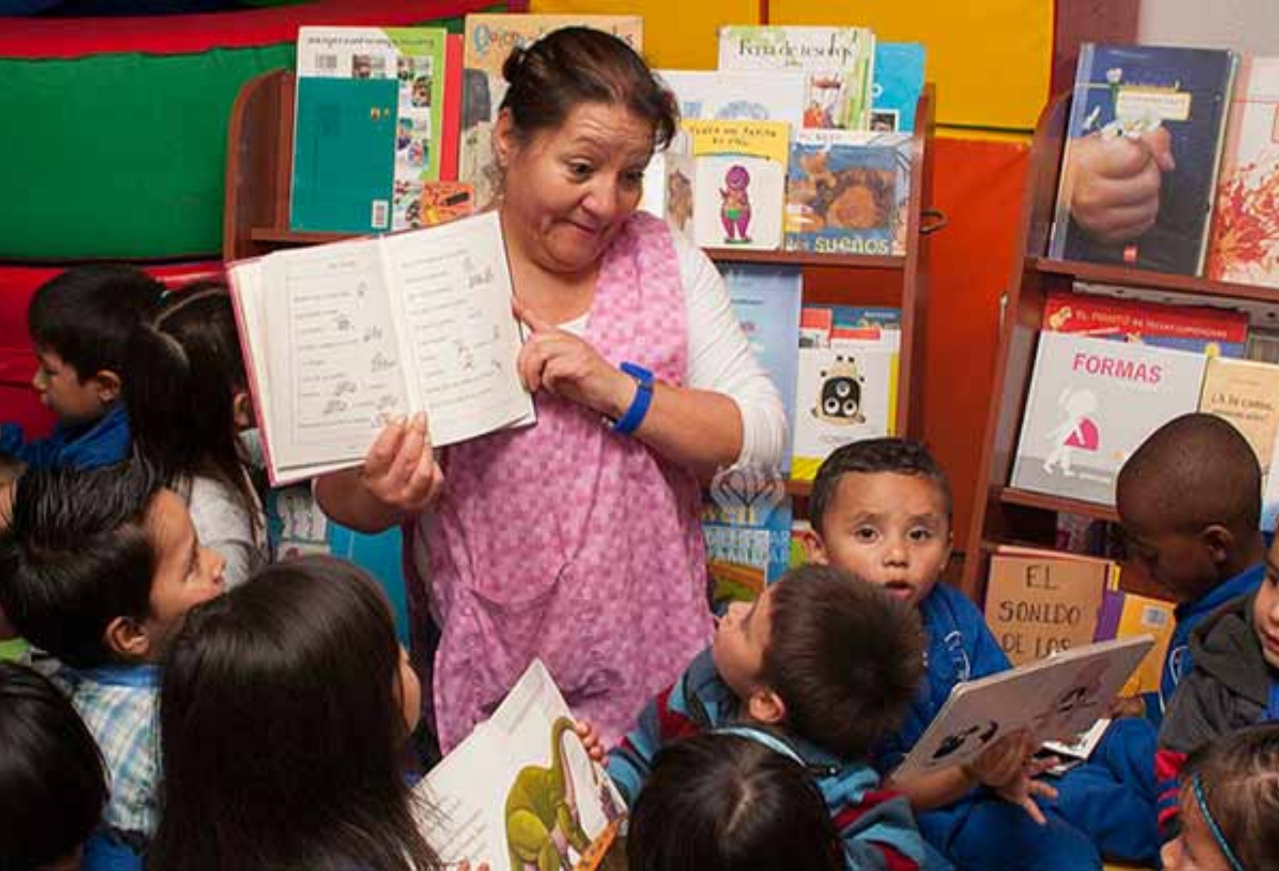 Madres comunitarias protestan por falta de pago