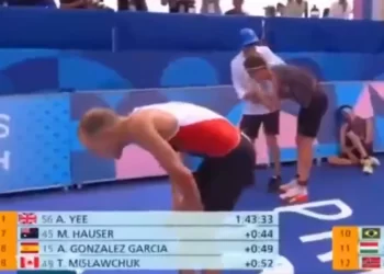 Atleta vomitó 10 veces en los Juegos Olímpicos tras competir en el río Sena