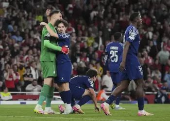 PSG toma ventaja en Londres con gol tempranero de Dembélé