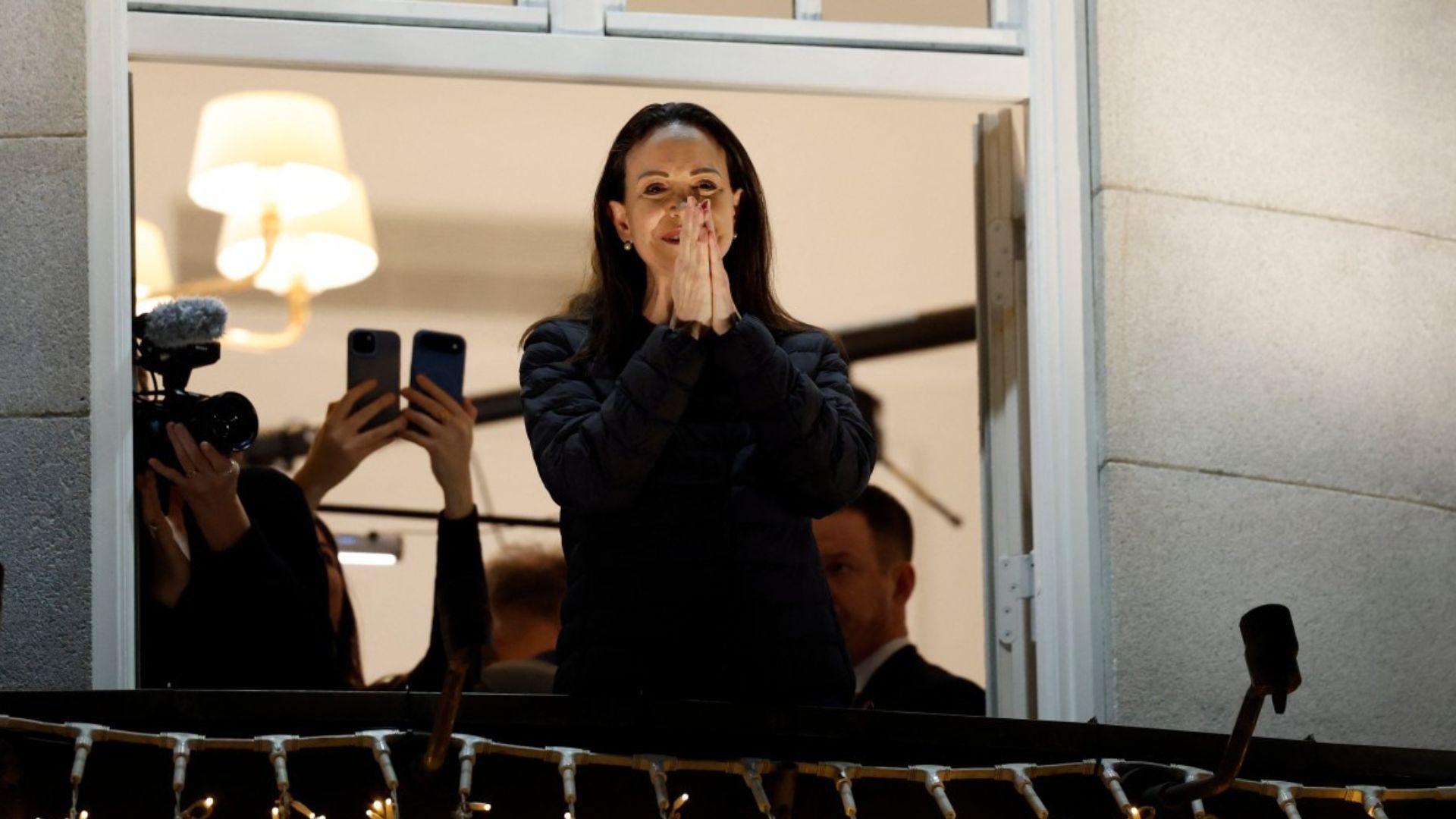 Ovación en Oslo: María Corina Machado saluda al público tras meses en la clandestinidad