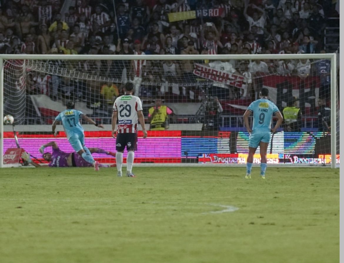 Junior sufrió, pero eliminó a Once Caldas y avanzó a semifinales con Mauro Silveira como figura