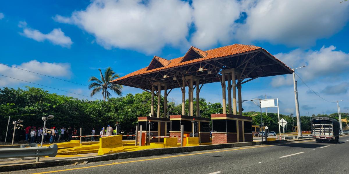 “Cada vez que pasamos por esta vía es un riesgo”: líderes de Puerto Colombia exigen desmontar por completo el peaje Papiros