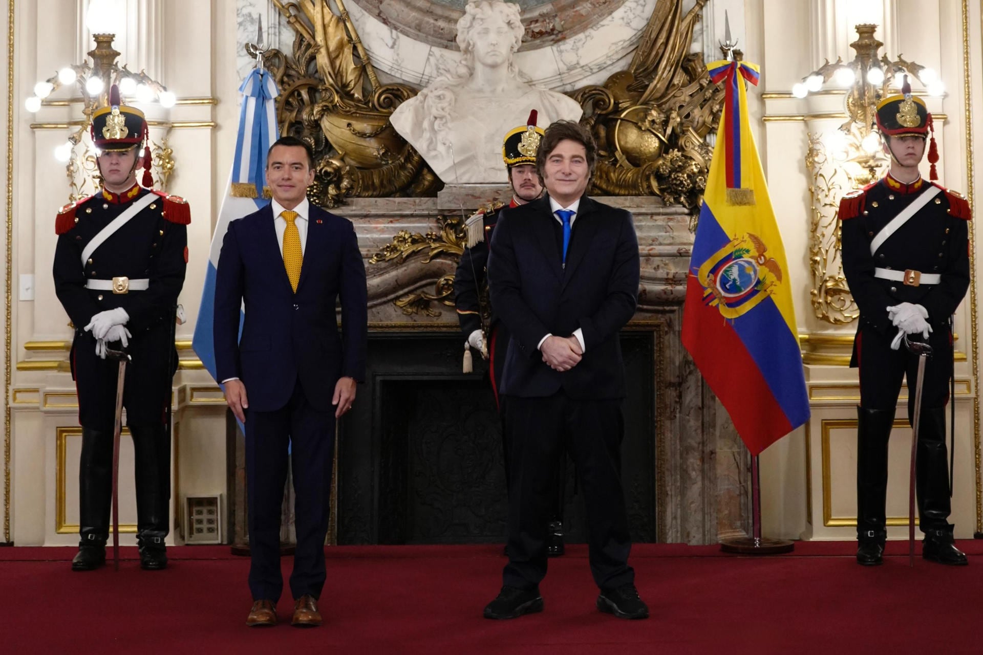 La victoria de Abelardo de la Espriella en la primera vuelta presidencial colombiana no solo generó repercusiones dentro del país, sino también reacciones inmediatas de varios líderes internacionales. Tras conocerse que el candidato de Defensores de la Patria obtuvo cerca del 43,7 % de los votos y avanzó al balotaje frente a Iván Cepeda, mandatarios de distintas naciones se pronunciaron sobre el resultado preliminar. (The Guardian￼)  Uno de los primeros en reaccionar fue el presidente de Argentina, Javier Milei, quien felicitó públicamente a De la Espriella por su desempeño electoral. A través de sus redes sociales, el mandatario argentino aseguró que el resultado reflejaba “el anhelo de libertad y progreso” del pueblo colombiano y sostuvo que una eventual victoria en segunda vuelta significaría un regreso de Colombia al bloque de las “naciones libres”. (Diario El País￼)  Desde Ecuador también llegaron mensajes de respaldo. El presidente Daniel Noboa celebró el paso de De la Espriella al balotaje y manifestó que Colombia necesita “un cambio real”. La relación entre ambos líderes había tomado fuerza durante la campaña luego de varios acercamientos públicos y de un encuentro virtual en el que Noboa anunció medidas comerciales favorables para Colombia, situación que incluso generó críticas desde sectores cercanos al Gobierno de Gustavo Petro. (El Tiempo￼)  Las reacciones internacionales también estuvieron marcadas por la lectura geopolítica del resultado. Diversos sectores conservadores de América Latina interpretaron el liderazgo de De la Espriella como una nueva señal del avance de movimientos de derecha en la región, fenómeno que en los últimos años ha tenido expresiones visibles en países como Argentina y Ecuador.