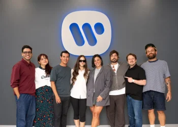 Aria Vega da un nuevo paso internacional tras firmar con Warner Music Latina