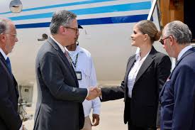 Presidenta de Costa Rica llega a Barranquilla para reunirse con Abelardo de la Espriella